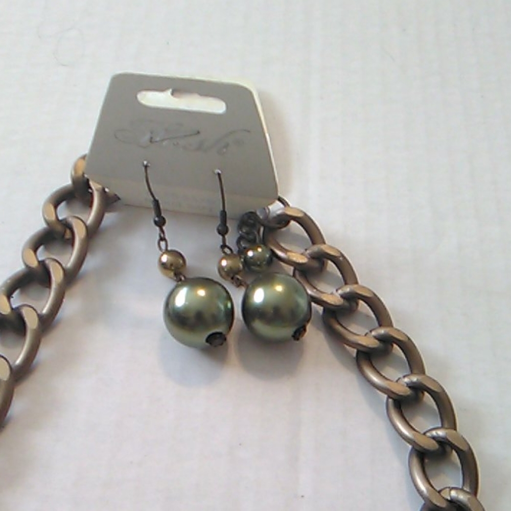 Nwt Green and Gold necklace set - Picture 3 of 8